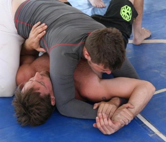20130416213533-catch-an-amaericana-arm-lock-submission-in-bjj-spa